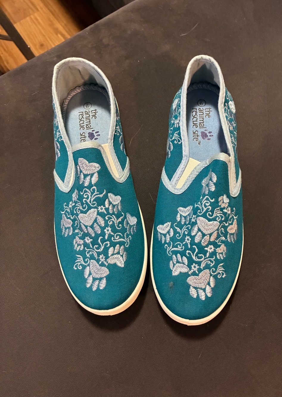 The animal rescue site, woman’s size 9, light blue stitching on turquoise.